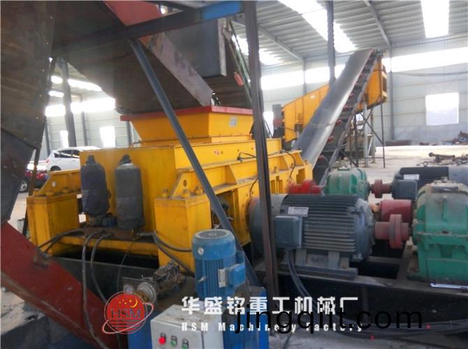 雙(shuang)輥(gun)破(po)碎(sui)機
