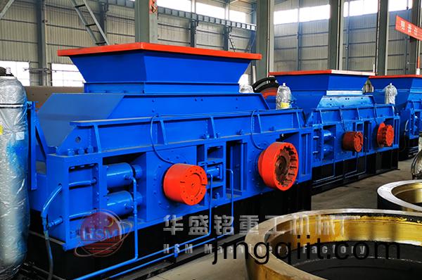 雙(shuang)齒(chi)輥破碎(sui)機現(xian)場圖