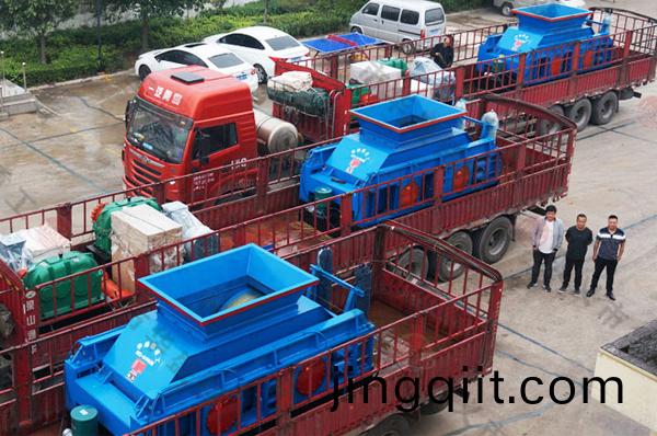哈密十檯1510對(dui)輥破碎(sui)機(ji)的前三(san)檯(tai)已(yi)裝(zhuang)車完(wan)畢(bi)